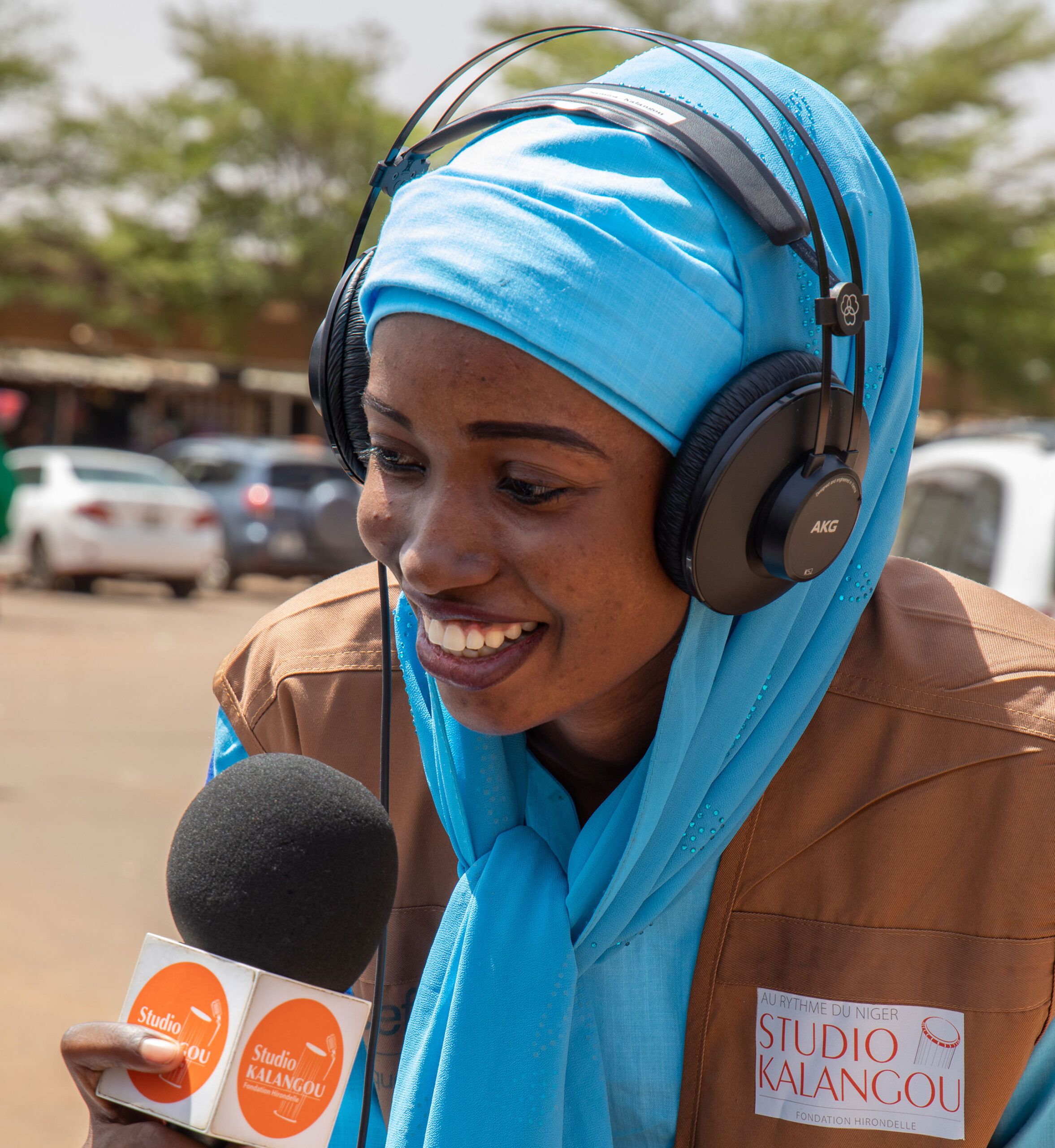 A Studio Kalangou journalist reporting in the streets of Niamey, Niger. © Apsatou Bagaya / Fondation Hirondelle.