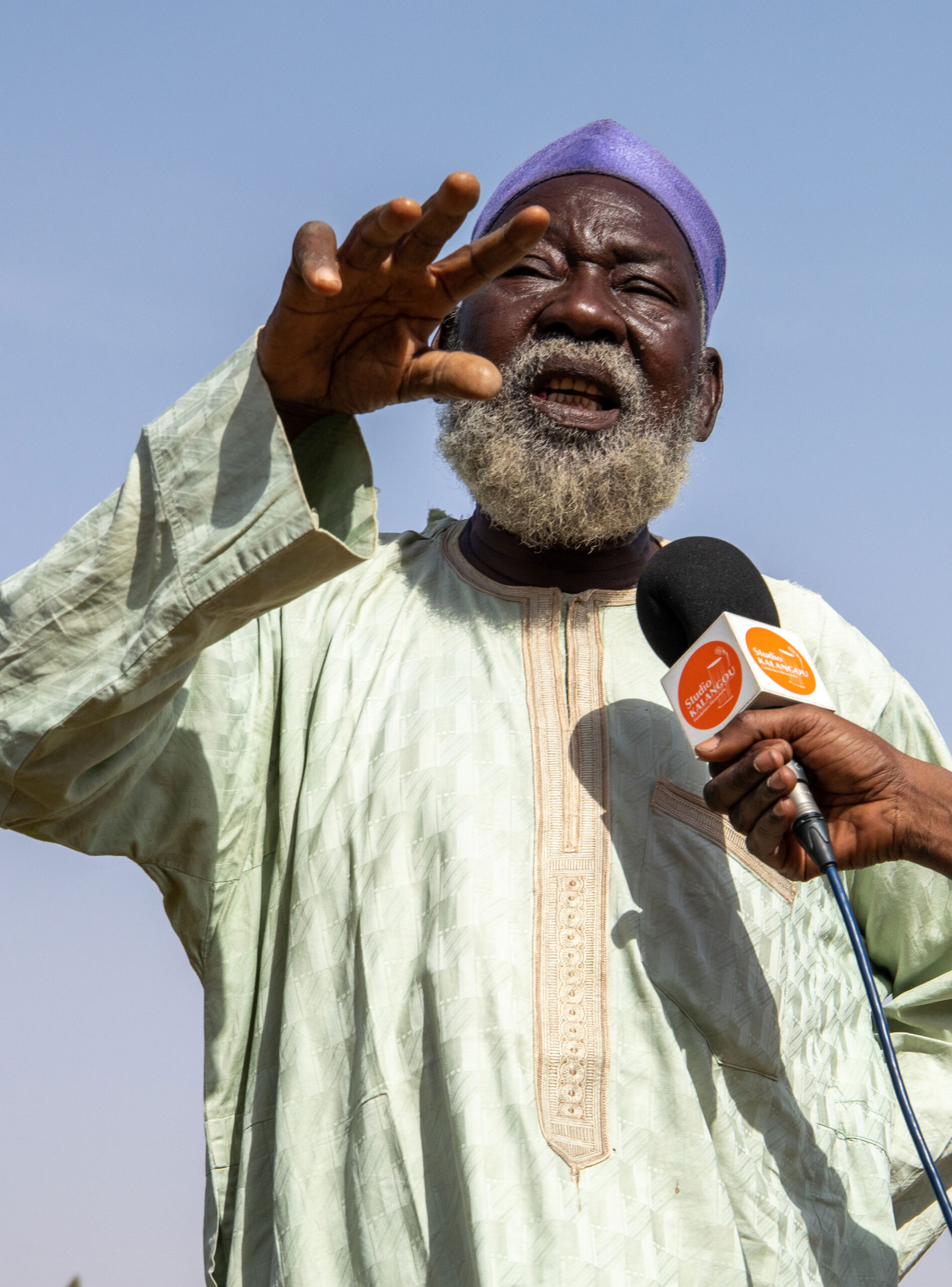 Interview d’un maraîcher au Niger par un journaliste de Studio Kalangou. © Apsatou Bagaya/Fondation Hirondelle