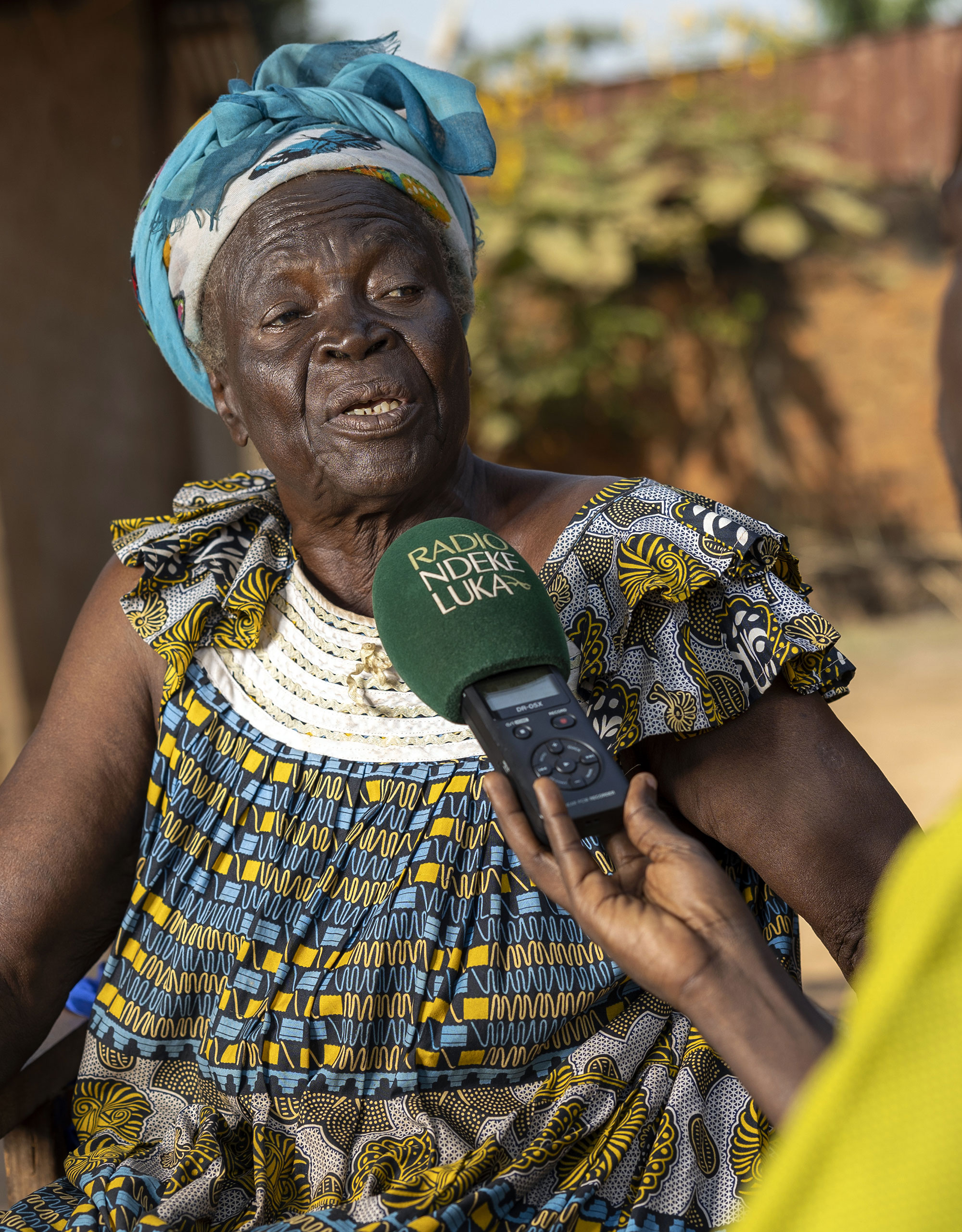 Une auditrice de Radio Ndeke Luka est interviewée lors d’un reportage à Bangui, capitale de la République Centrafricaine. © Gwenn Dubourthoumieu / Fondation Hirondelle