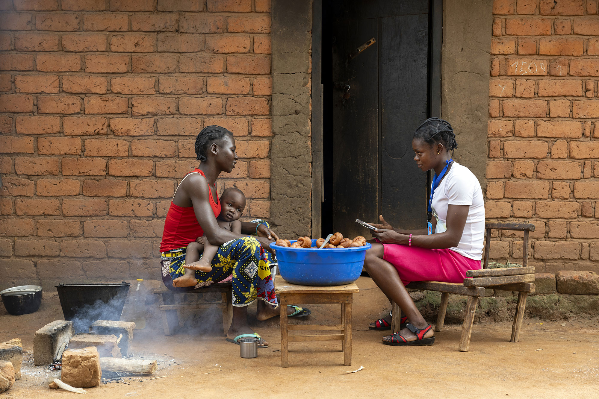 An interviewer conducts an impact study on Radio Ndeke Luka for Fondation Hirondelle in Obo, in the far south-east of the Central African Republic. © Gwenn Dubourthoumieu / Fondation Hirondelle.