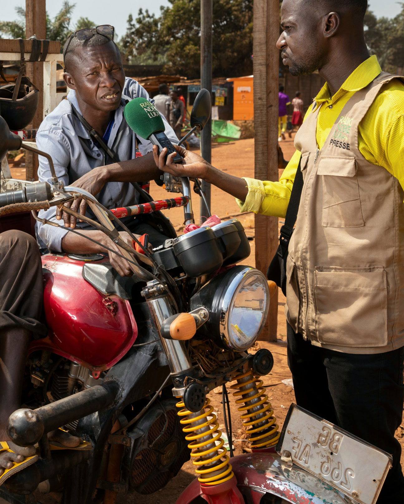 photo-cohesion-sociale Régis Banguima, a journalist at Radio Ndeke Luka, reports from Bangui, capital of the Central African Republic, on December 12, 2023. © Gwenn Dubourthoumieu / Fondation Hirondelle