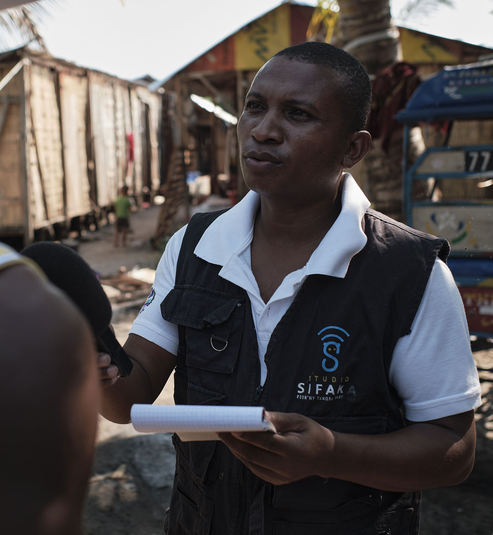 photo-desinformation Prud’Homme Rakotoson interviews a young man about youth life and unemployment in the Mangarano neighborhood, Toamasina in Madagascar. © iAko M. Randrianarivelo / Fondation Hirondelle