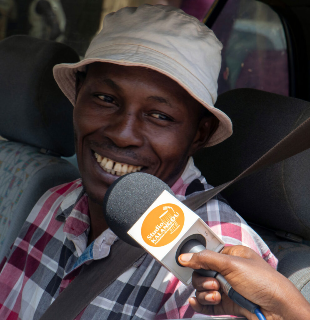 photo-media-locaux A journalist from Studio Kalangou reporting on the streets to document the daily lives of Nigeriens facing the high cost of living, Niamey, Niger. © Apsatou Bagaya / Fondation Hirondelle